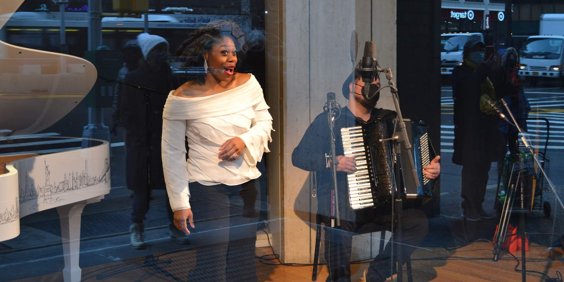<p>Chrystal E. Williams & Felipe Hostins</p>