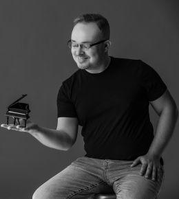 Matei_Varga_with_small_piano_-_by_Daniel_D_Ottavio_CROPPED_AND_RESIZED